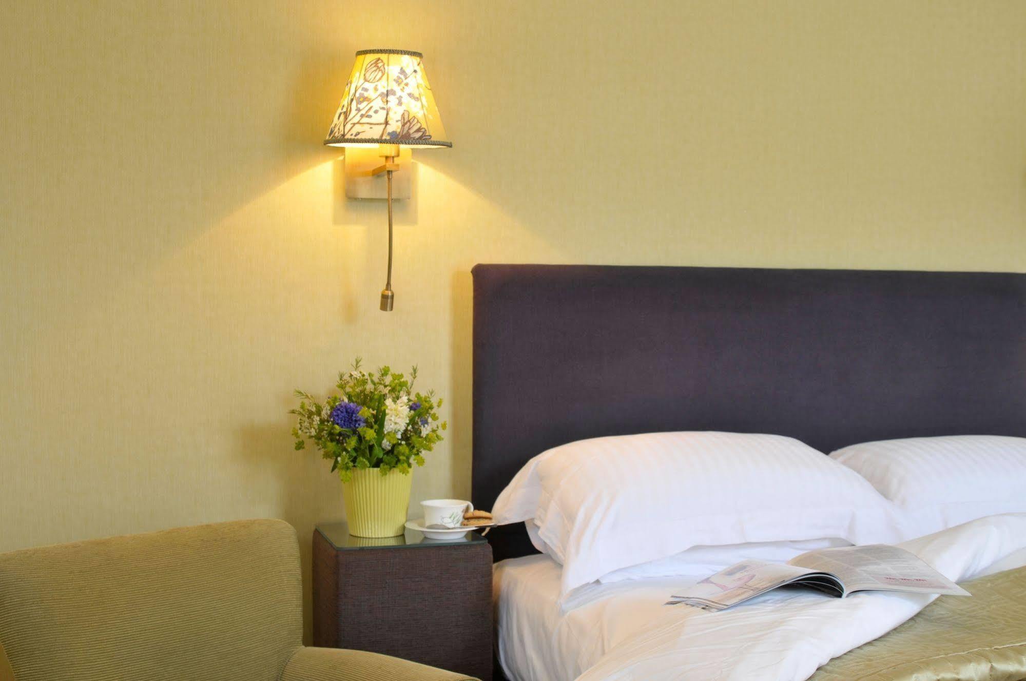 Host & Stay - The Raven Hotel มัช เวนล็อค ภายนอก รูปภาพ